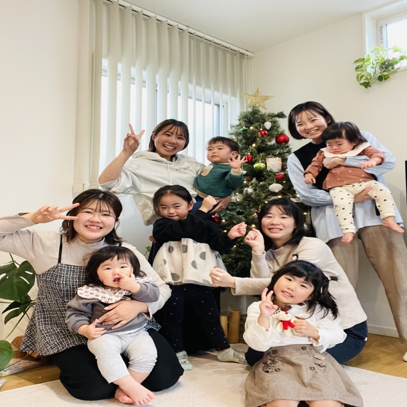 ママと子どもたちの温かい笑顔